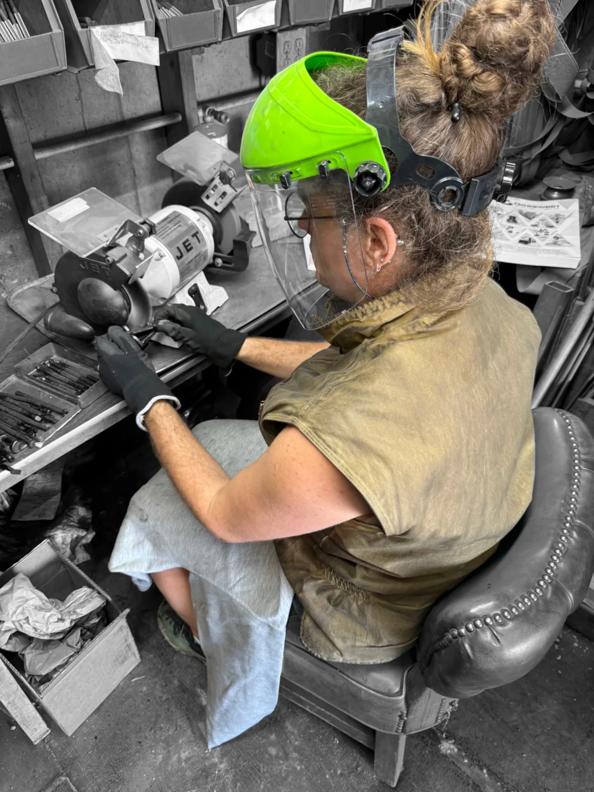 Daniëlle Roossien polishing leatherworking tools at a buffing machine.